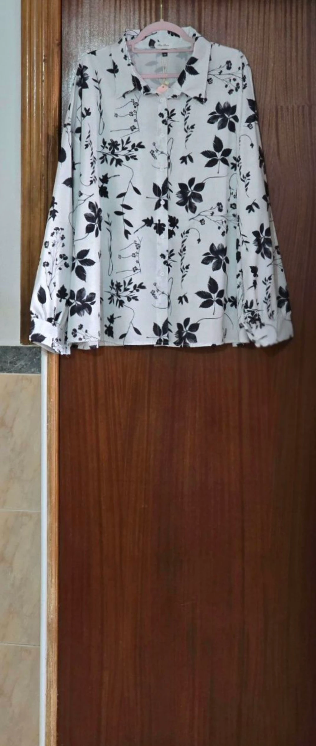 Camisa com estampa floral branca e preta – photo 4